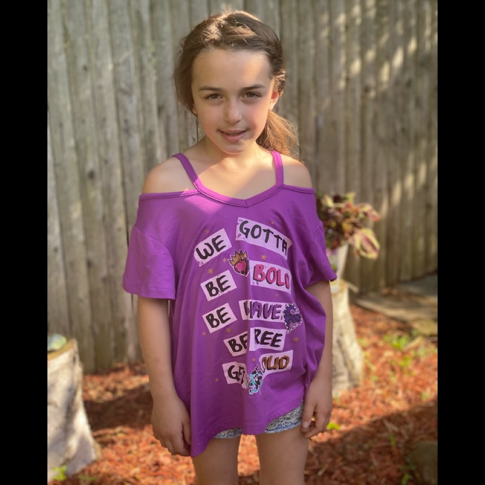 Disney D-signed descendants cold shoulder shirt‎ M
